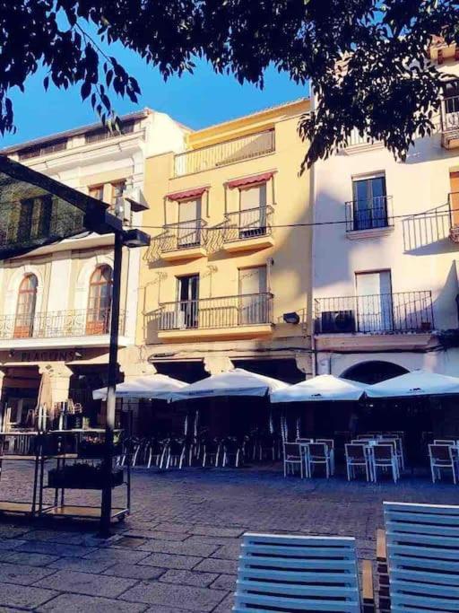 Lovely 2 Bedrooms Apartment Main Square Plasence Extérieur photo