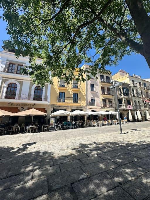 Lovely 2 Bedrooms Apartment Main Square Plasence Extérieur photo